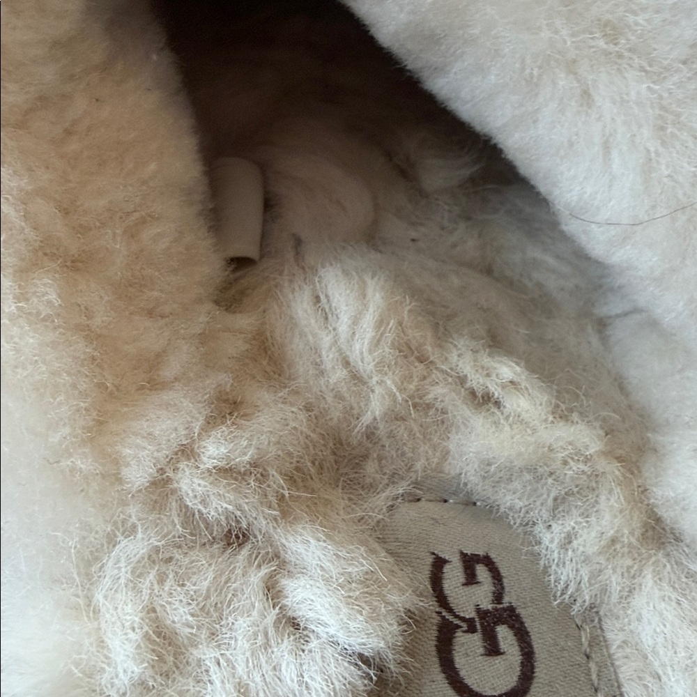Ugg Slippers - US size 9 - Picture 3 of 7